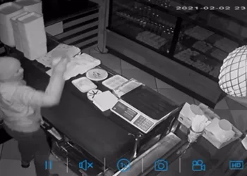 Kasayı boş görünce sadaka kutusunu çaldı