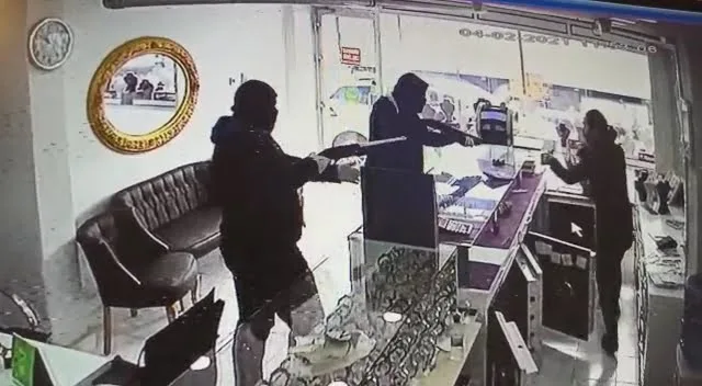Bursa’da güpegündüz silahlı soygun