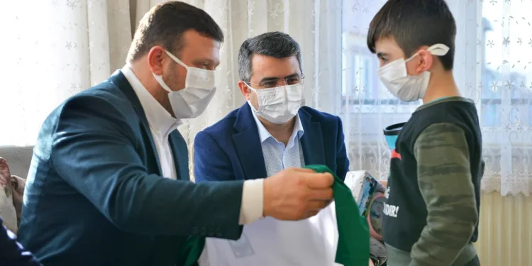 Başkan Yılmaz’dan Azerbaycanlı şehit ailelerine ziyaret
