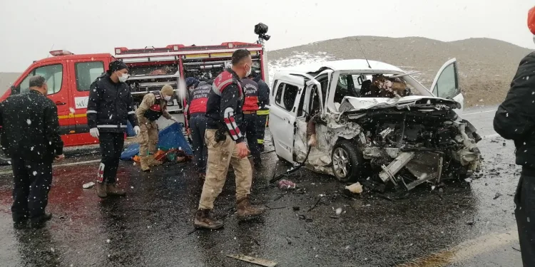Feci kazada ortalık savaş alanına döndü! 3 ölü