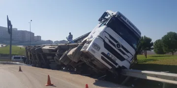 Bursa’da virajı alamayınca yan yattı