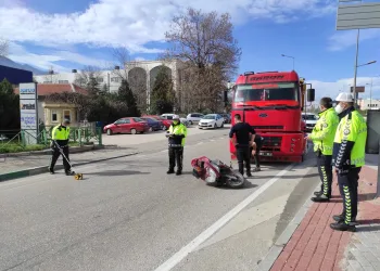 Bursa’da kamyonun çarptığı motosikletli yaralandı!