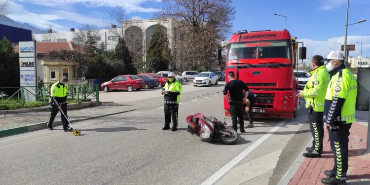 Bursa’da kamyonun çarptığı motosikletli yaralandı!