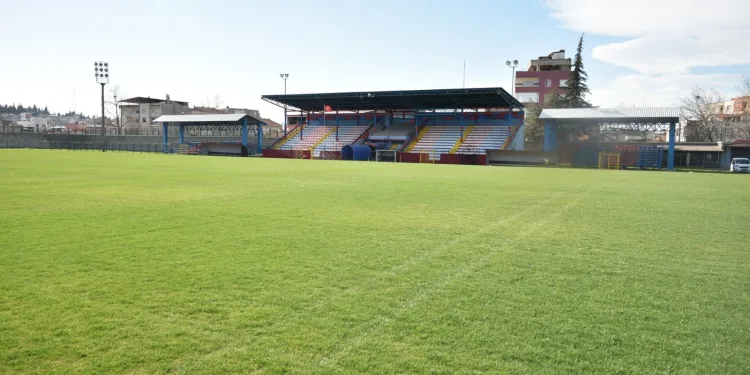 Mustafakemalpaşa ilçe stadı yenilendi