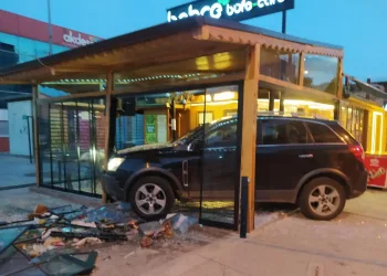 Aracıyla kafeye daldı, çalışan kadın ölümden döndü