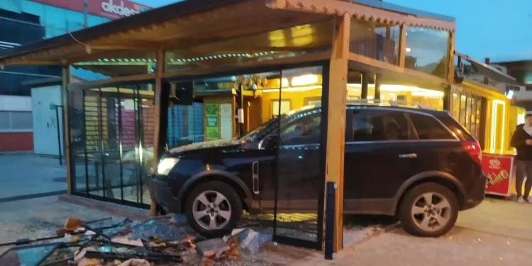 Aracıyla kafeye daldı, çalışan kadın ölümden döndü