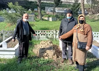 Dua okumaya gitmişti, annesinin mezarını yerinde bulamadı