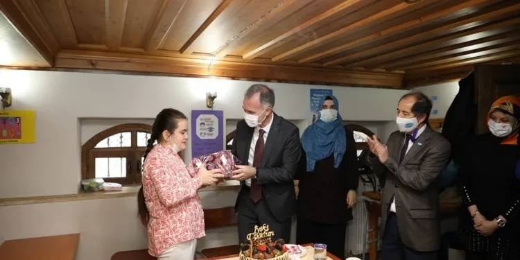Engelsiz Yaşam Merkezinde sürpriz doğum günü