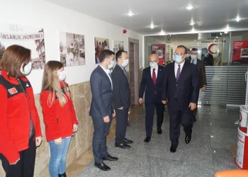 Bursa Valisi Canbolat’tan Kızılay Bursa Şubesi’ne ziyaret