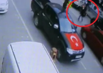 Yolun karşısına geçmeye çalışırken araba çarptı
