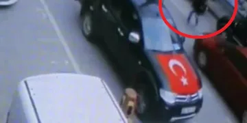 Yolun karşısına geçmeye çalışırken araba çarptı