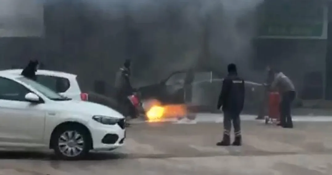 Yıkamaya gittiği aracı küle döndü