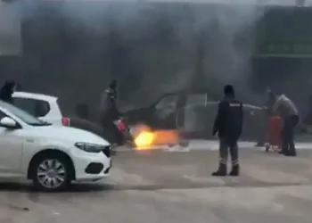 Yıkamaya gittiği aracı küle döndü