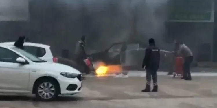 Yıkamaya gittiği aracı küle döndü