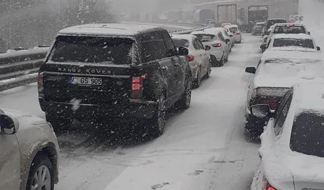 Bursa’da kaza sonrası kapanan yol 1 saatte açıldı