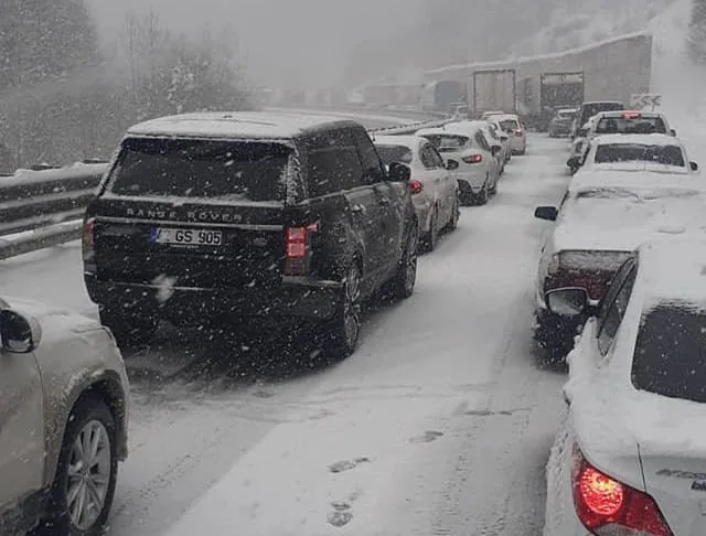 Bursa’da kaza sonrası kapanan yol 1 saatte açıldı