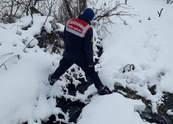 Atık deposundaki kirli suyu boruyla dereye akıttılar