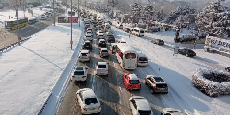 Bursa-Mudanya yolunda trafik kilitlendi