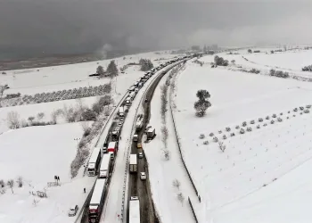 Bursa-İzmir yolu trafiğe kapandı