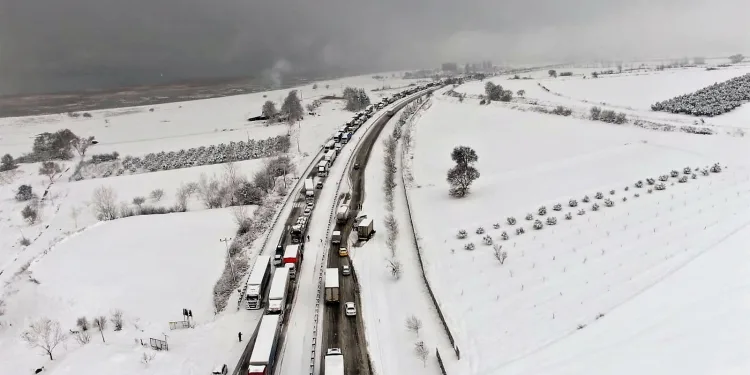 Bursa-İzmir yolu trafiğe kapandı