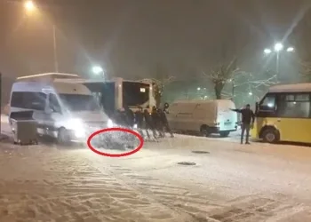Bursa’da minibüsün altında kalmaktan son anda kurtuldu