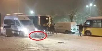 Bursa’da minibüsün altında kalmaktan son anda kurtuldu