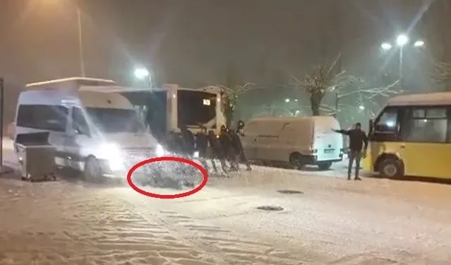Bursa’da minibüsün altında kalmaktan son anda kurtuldu