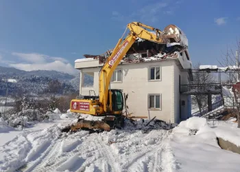 İnegöl’de karda kaçak inşaatlara balyoz