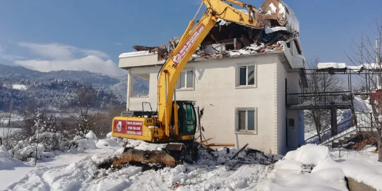 İnegöl’de karda kaçak inşaatlara balyoz