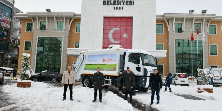 Bakanlıktan Mustafakemalpaşa’ya hibe çöp kamyonu