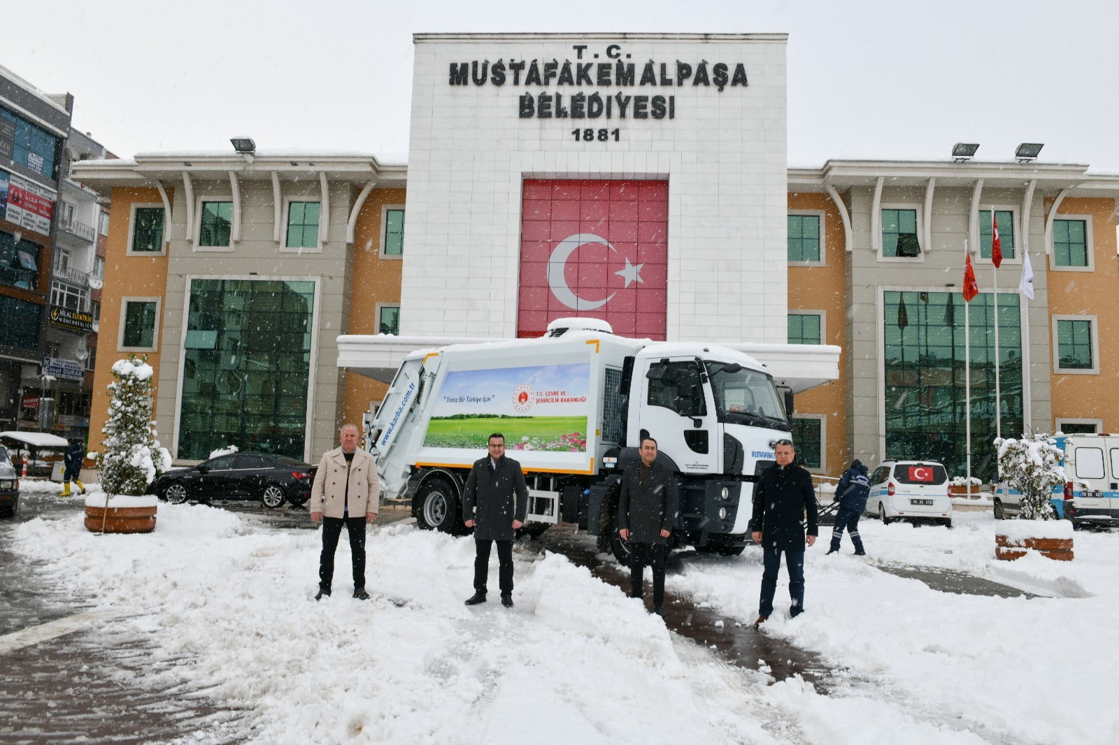Bakanlıktan Mustafakemalpaşa'ya hibe çöp kamyonu