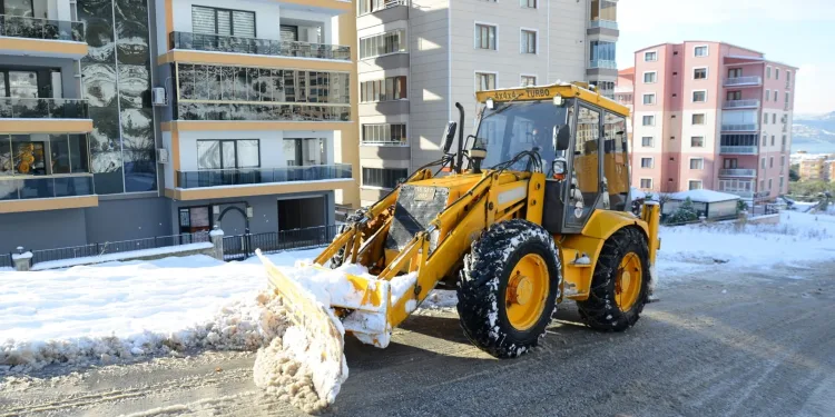 Gemlik Belediyesi’nden 24 saat kar mesaisi