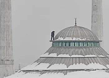 Bursa’da cami kubbesinde tehlikeli temizlik