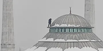 Bursa’da cami kubbesinde tehlikeli temizlik