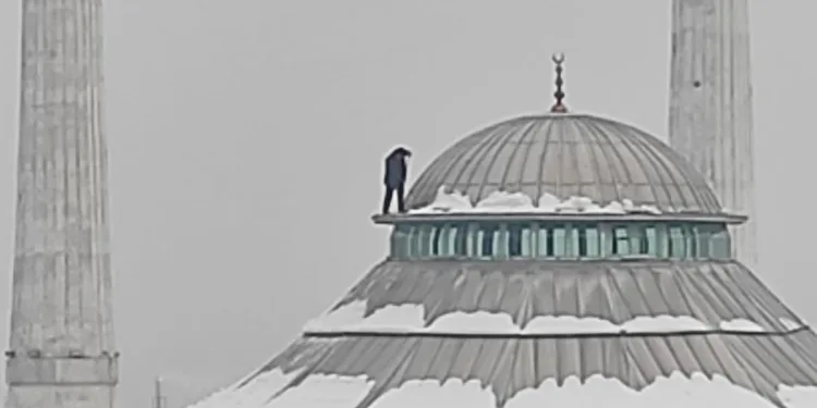 Bursa’da cami kubbesinde tehlikeli temizlik