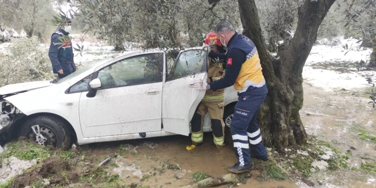 Bursa’da aracıyla, bataklığa dönen zeytinliğe daldı
