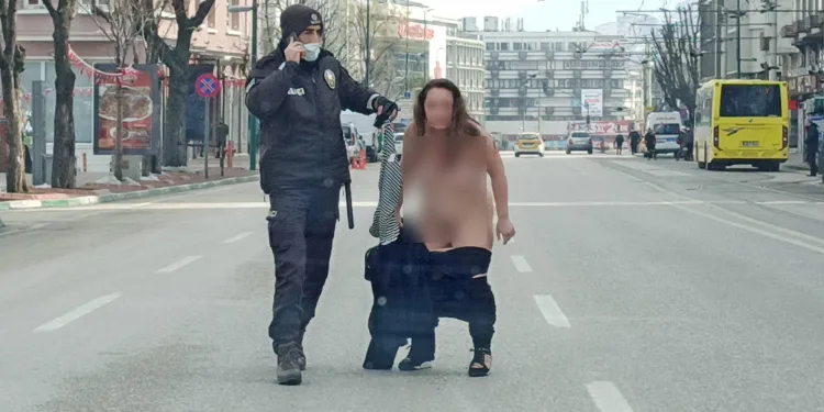 Bursa’da çıplak halde polis denetim noktasına koştu