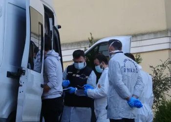 Eşinin kafasını ‘dumbell’ ile ezerek öldürdü