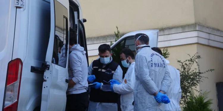 Eşinin kafasını ‘dumbell’ ile ezerek öldürdü