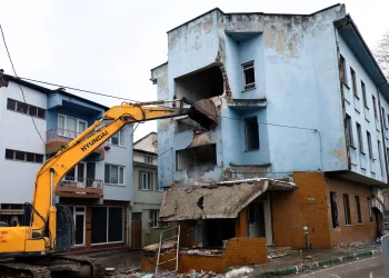 Bursa’da riskli binaların yıkımı devam ediyor