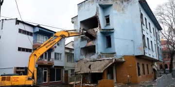 Bursa’da riskli binaların yıkımı devam ediyor