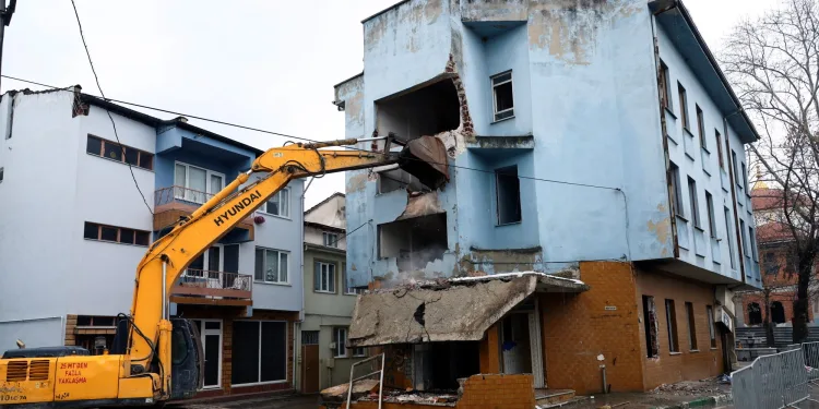 Bursa’da riskli binaların yıkımı devam ediyor