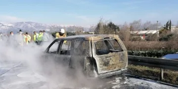 Seyir halindeyken yanmaya başlayan araç küle döndü