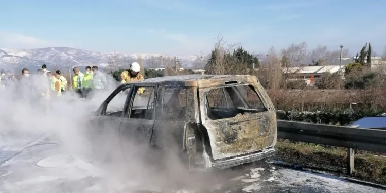Seyir halindeyken yanmaya başlayan araç küle döndü