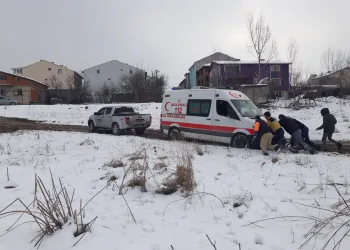 Çamura saplanan ambulansın yardımına vatandaş yetişti