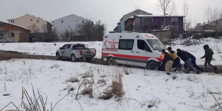 Çamura saplanan ambulansın yardımına vatandaş yetişti