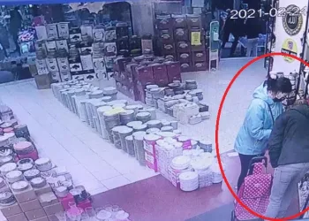 Çaldıkları yemek takımlarını pazar arabasına doldurdular