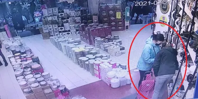 Çaldıkları yemek takımlarını pazar arabasına doldurdular