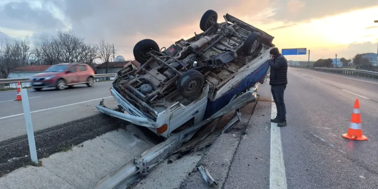 Bursa’da kamyonet ters döndü, koyunlar telef oldu