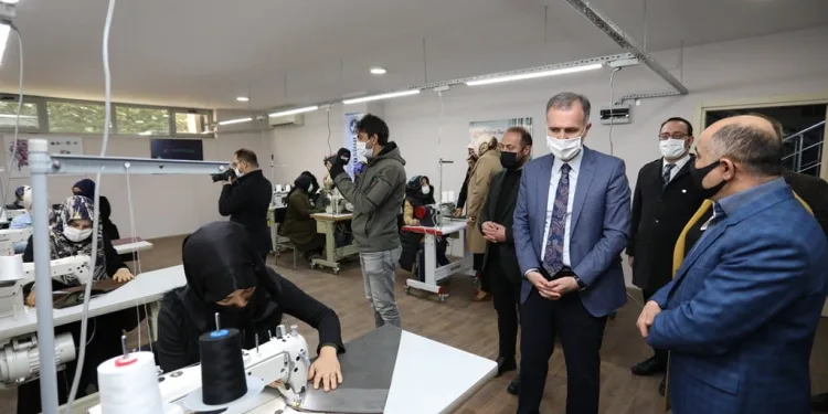 Bursa İnegöl’de koltuk dikiş elemanı kursu başladı